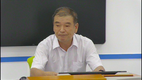男人拿着笔记本电脑的桌子前描述已自动生成
