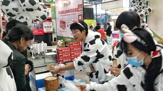 图一王丹(右三)在为顾客讲解“牛奶大米”