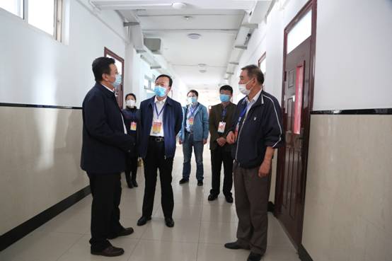 图片包含 人, 室内, 站, 男人描述已自动生成