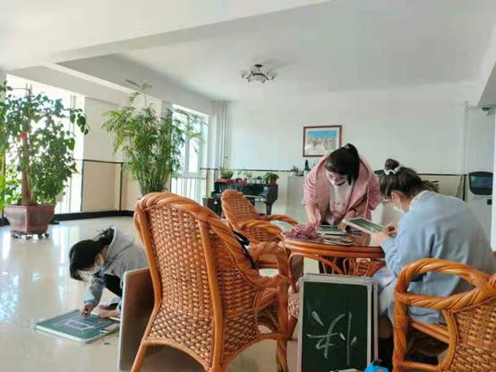 志愿者写防疫宣传语.jpg